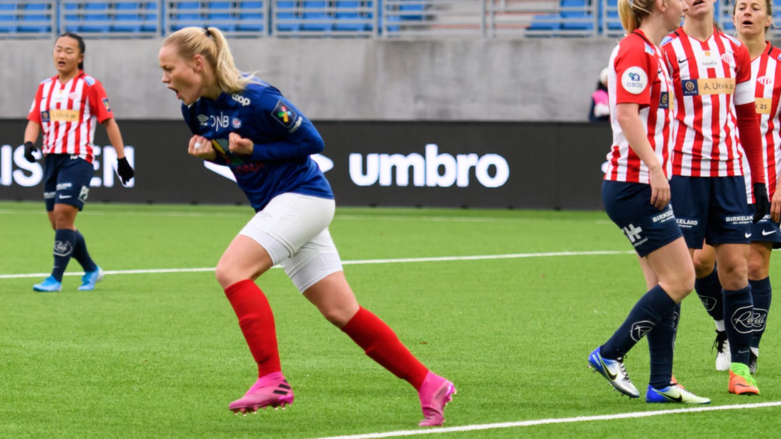 Victoria Ludvigsen jubler etter å ha satt 1-0 scoringen mot Avaldsnes i fjor. Foto: Morten Mitchell Larød / SPORTFOTO