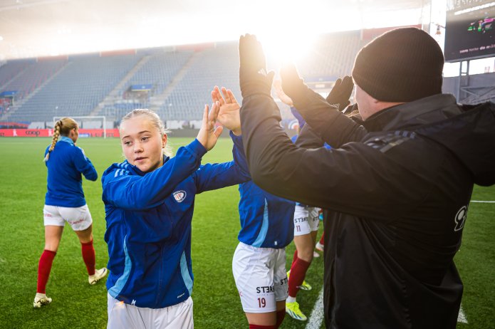 Tomine Enger og Marie Preus med J18-landslaget